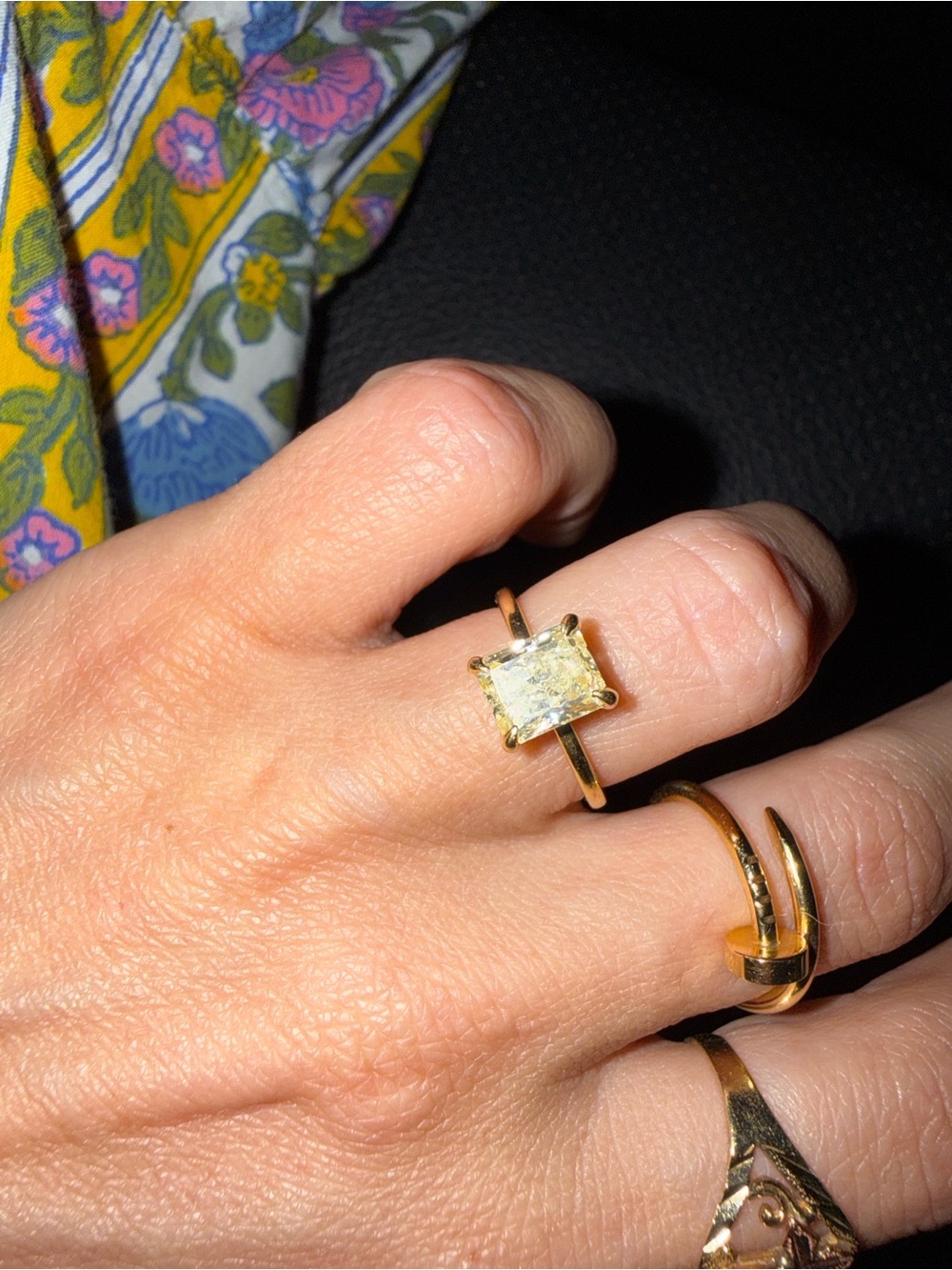 Gold Solitaire with very light Yellow Diamond - Women's Ring - Picture 8 of 8